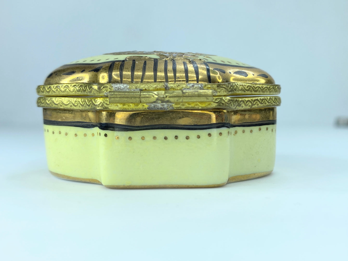 Limoges hand painted Lyric flower gold accent trinket box A135