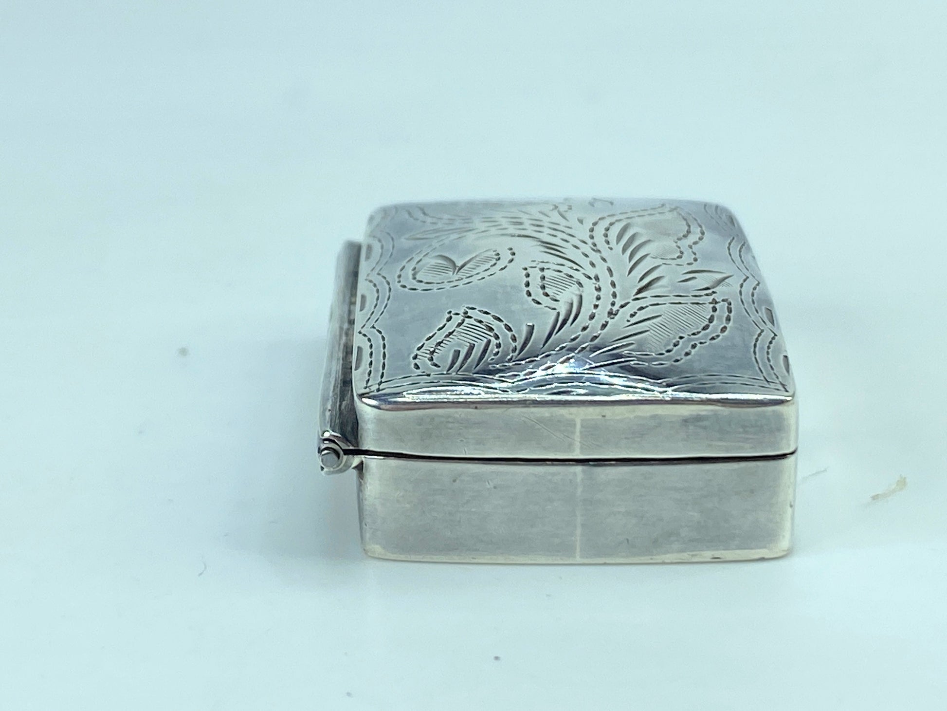 Sterling silver 50's etched Dog tall grass rectangular pill snuff box SS71