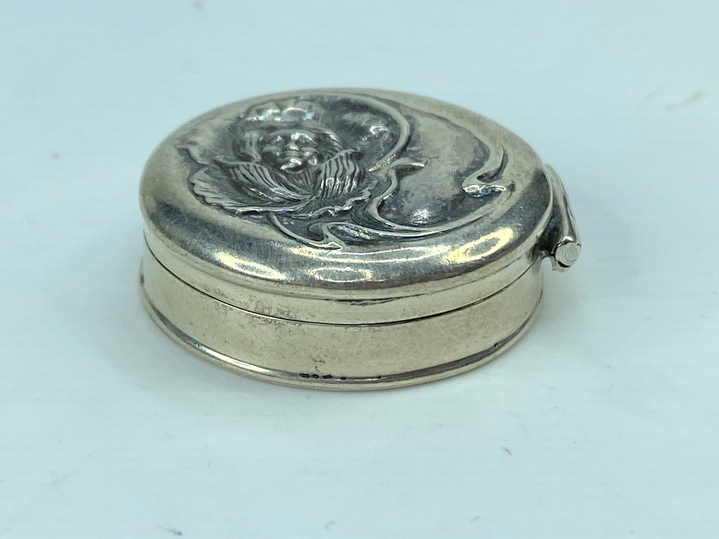 Sterling silver Art Nouveau Sterling Repousse Woman In Flower Locket 10.6g SS72