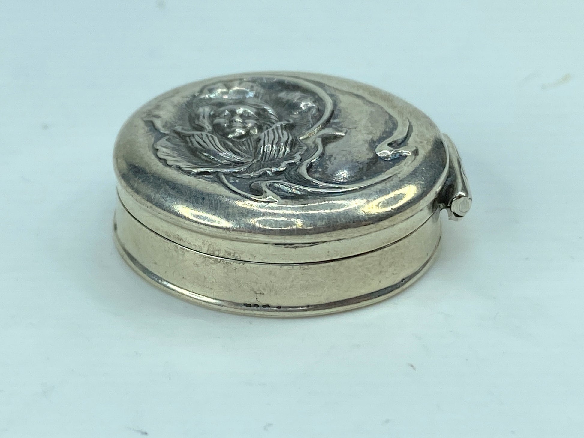 Sterling silver Art Nouveau Sterling Repousse Woman In Flower Locket 10.6g SS72