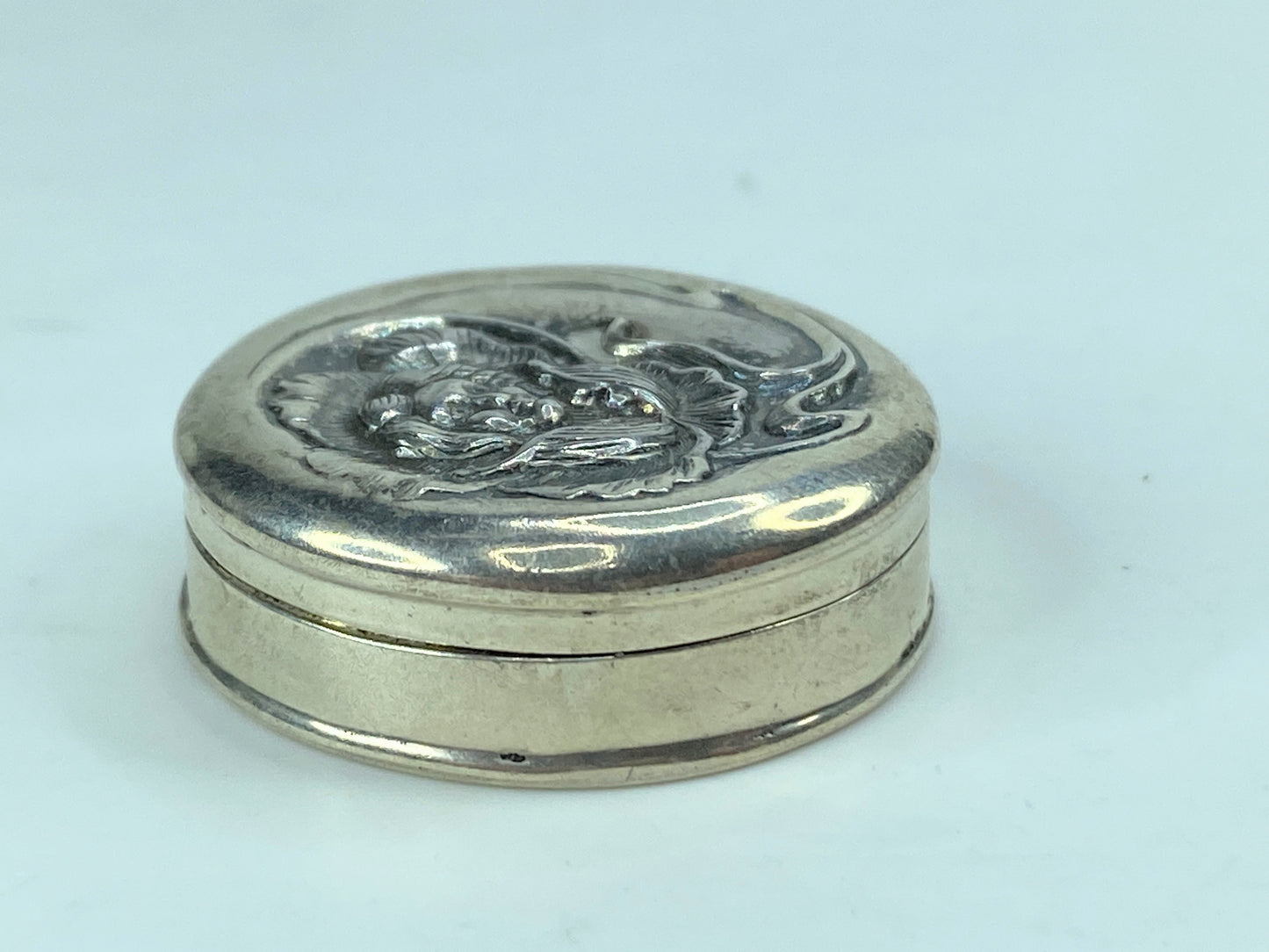 Sterling silver Art Nouveau Sterling Repousse Woman In Flower Locket 10.6g SS72