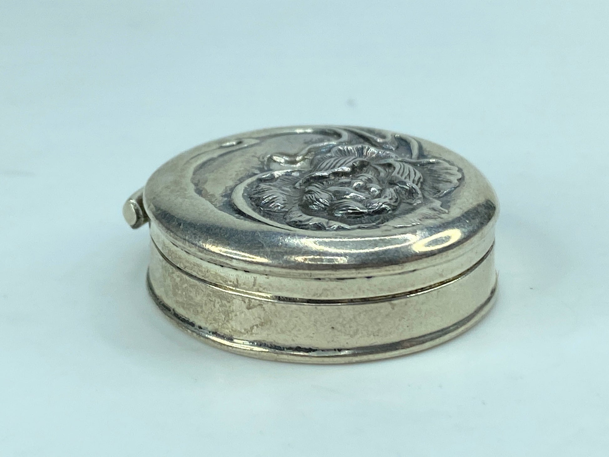 Sterling silver Art Nouveau Sterling Repousse Woman In Flower Locket 10.6g SS72