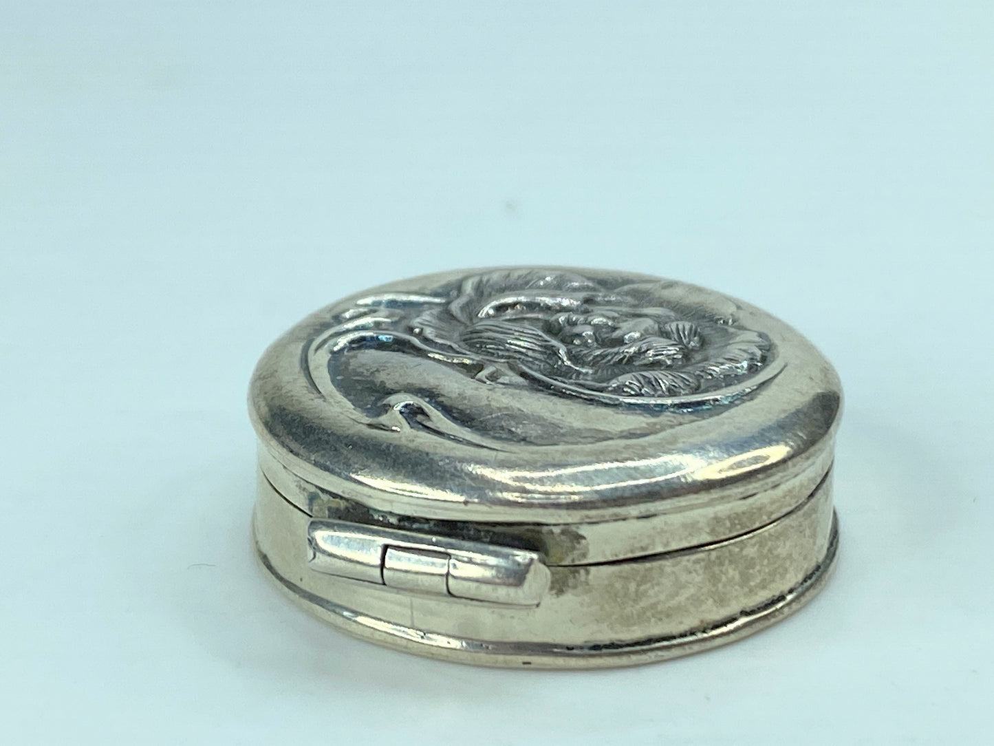 Sterling silver Art Nouveau Sterling Repousse Woman In Flower Locket 10.6g SS72