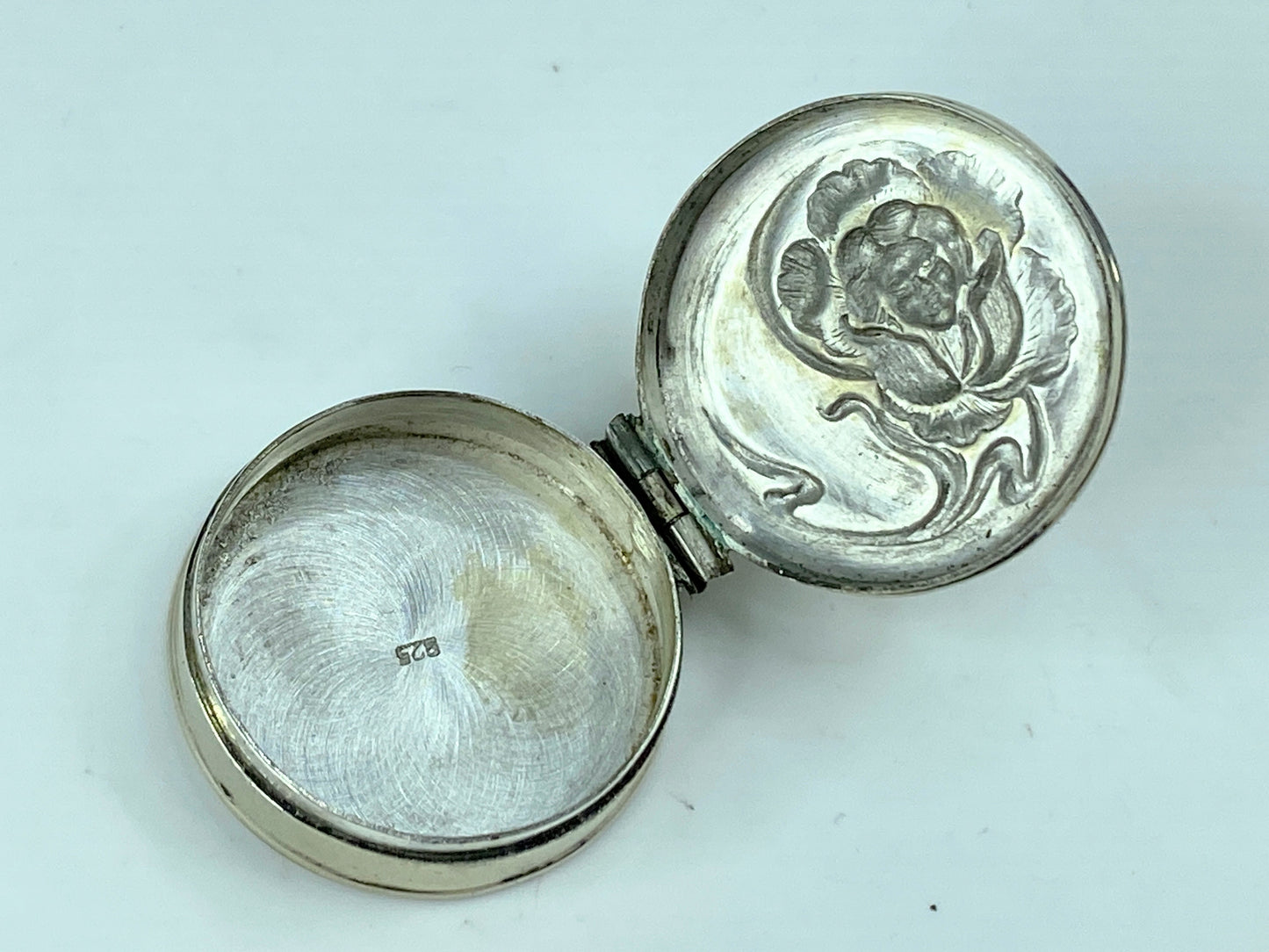 Sterling silver Art Nouveau Sterling Repousse Woman In Flower Locket 10.6g SS72