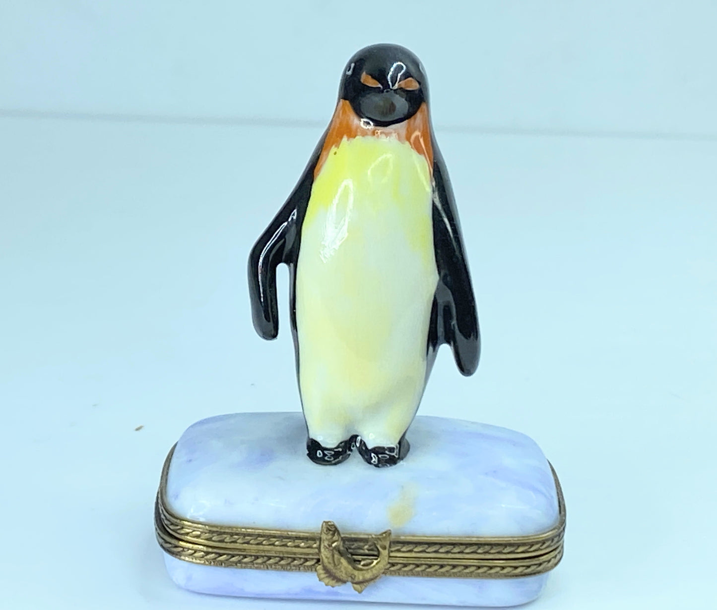 LL Limoges peint main Arctic Penguin on Ice Limited Edition trinket box A139