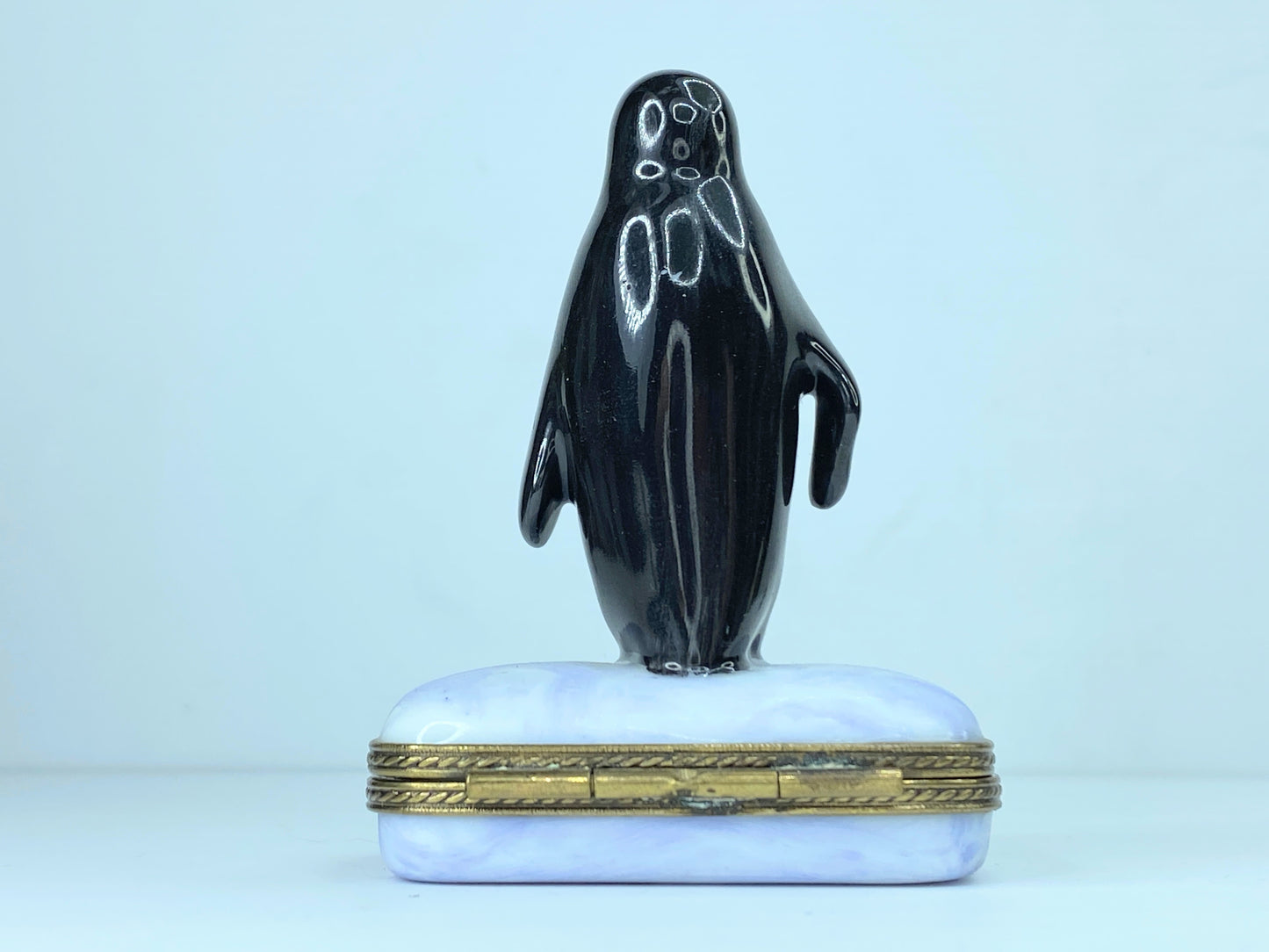 LL Limoges peint main Arctic Penguin on Ice Limited Edition trinket box A139