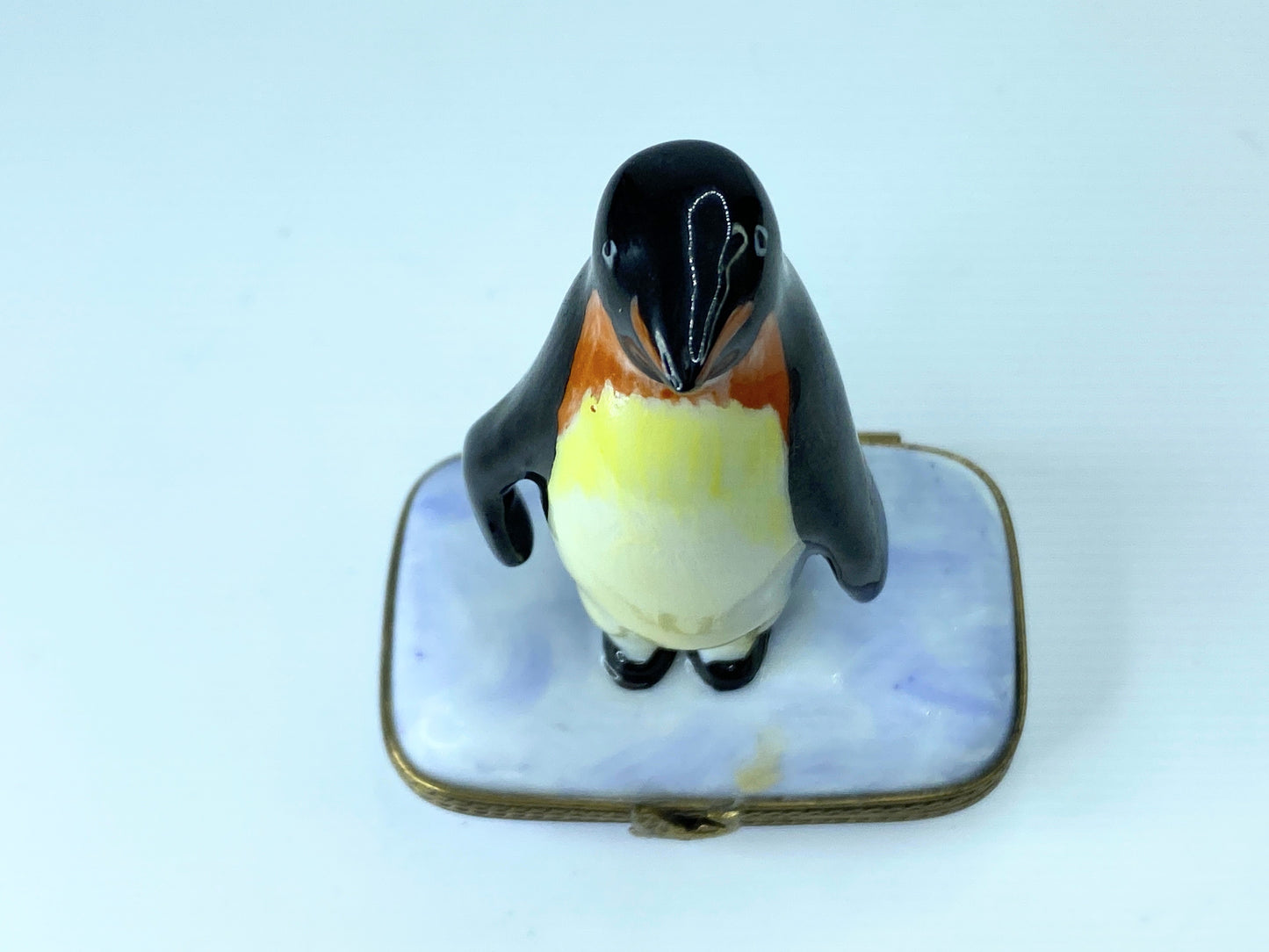 LL Limoges peint main Arctic Penguin on Ice Limited Edition trinket box A139