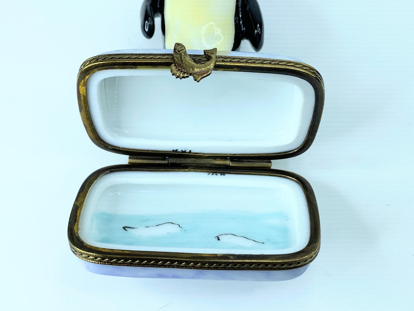 LL Limoges peint main Arctic Penguin on Ice Limited Edition trinket box A139