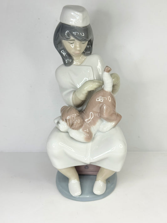 Lladro “Little Veterinarian” Nurse With Her Dog 6348 Porcelain Mint A640