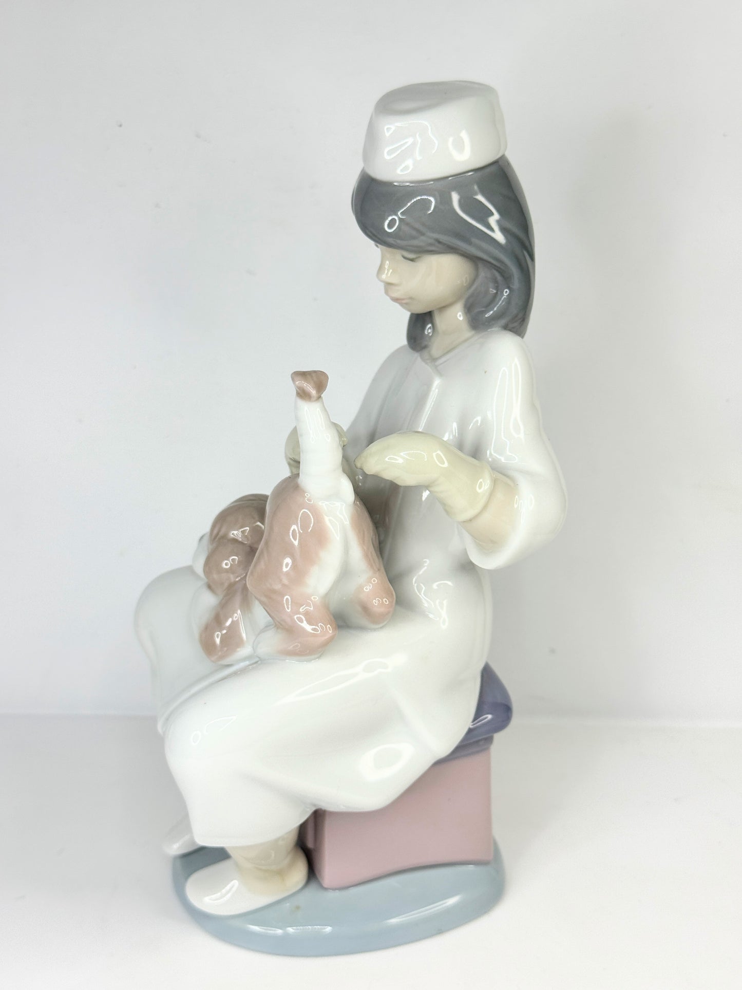 Lladro “Little Veterinarian” Nurse With Her Dog 6348 Porcelain Mint A640