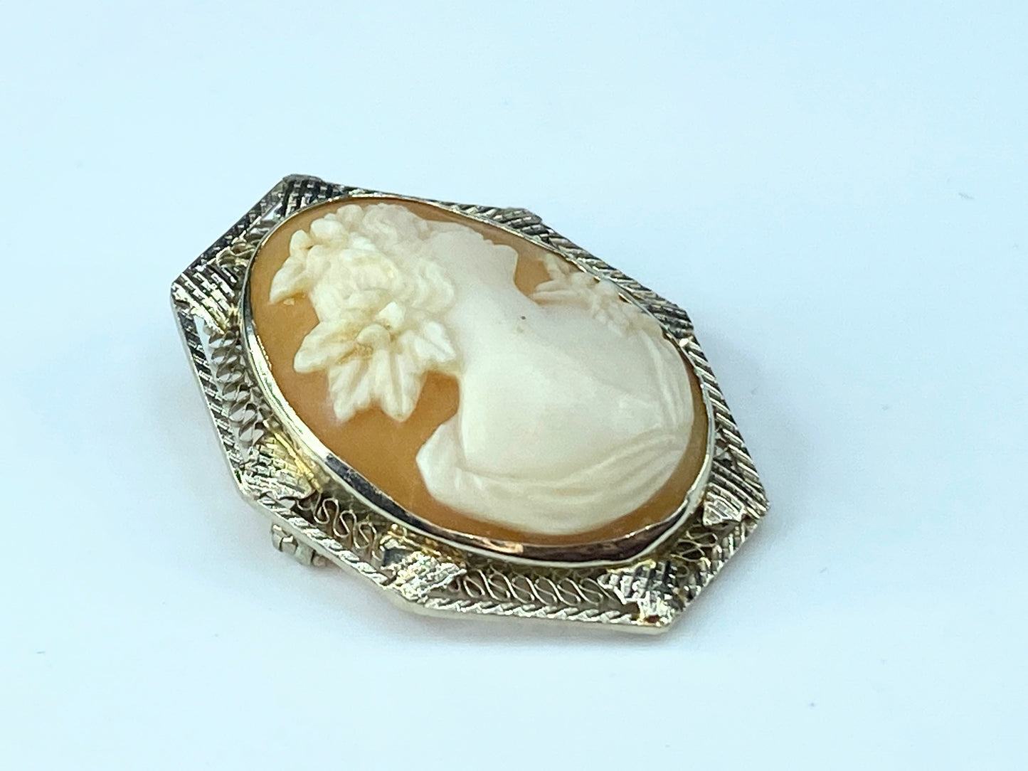 Exquisite Art Deco filigree Cameo 14 karat white gold brooch