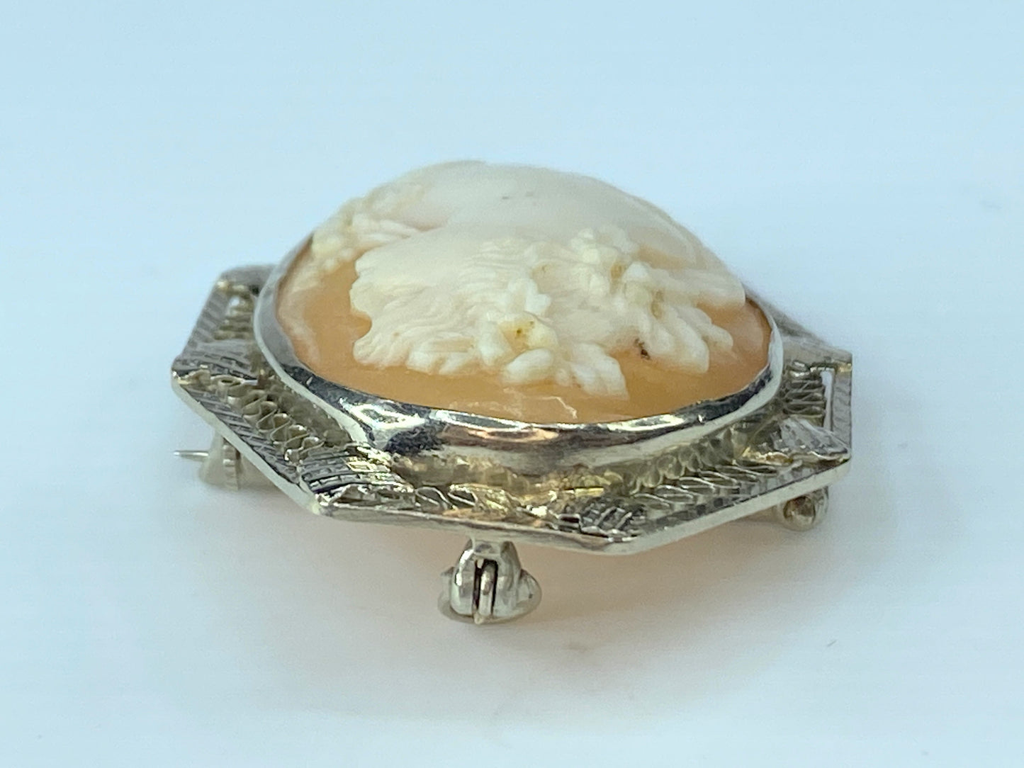 Exquisite Art Deco filigree Cameo 14 karat white gold brooch