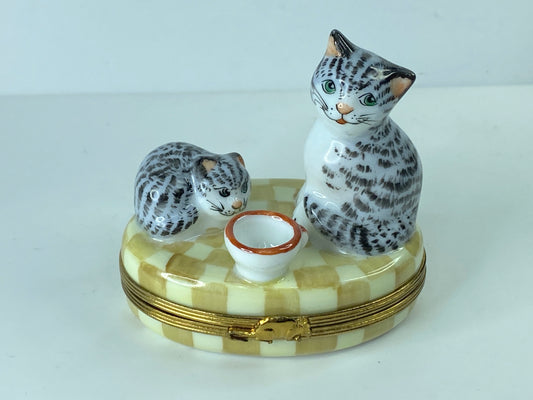 Rare Limoges Mother Cat w/ Kitten dinner time Peint Main Trinket Box 3.75" A230