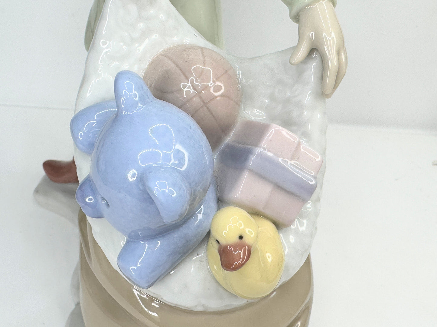 Lladro Santa's Sack of Dreams 6894 High Gloss Porcelain Sculpture 7" A642