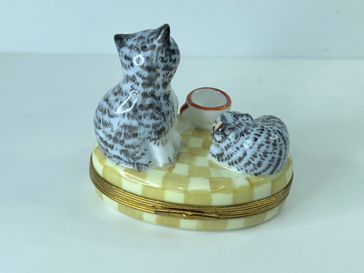 Rare Limoges Mother Cat w/ Kitten dinner time Peint Main Trinket Box 3.75" A230