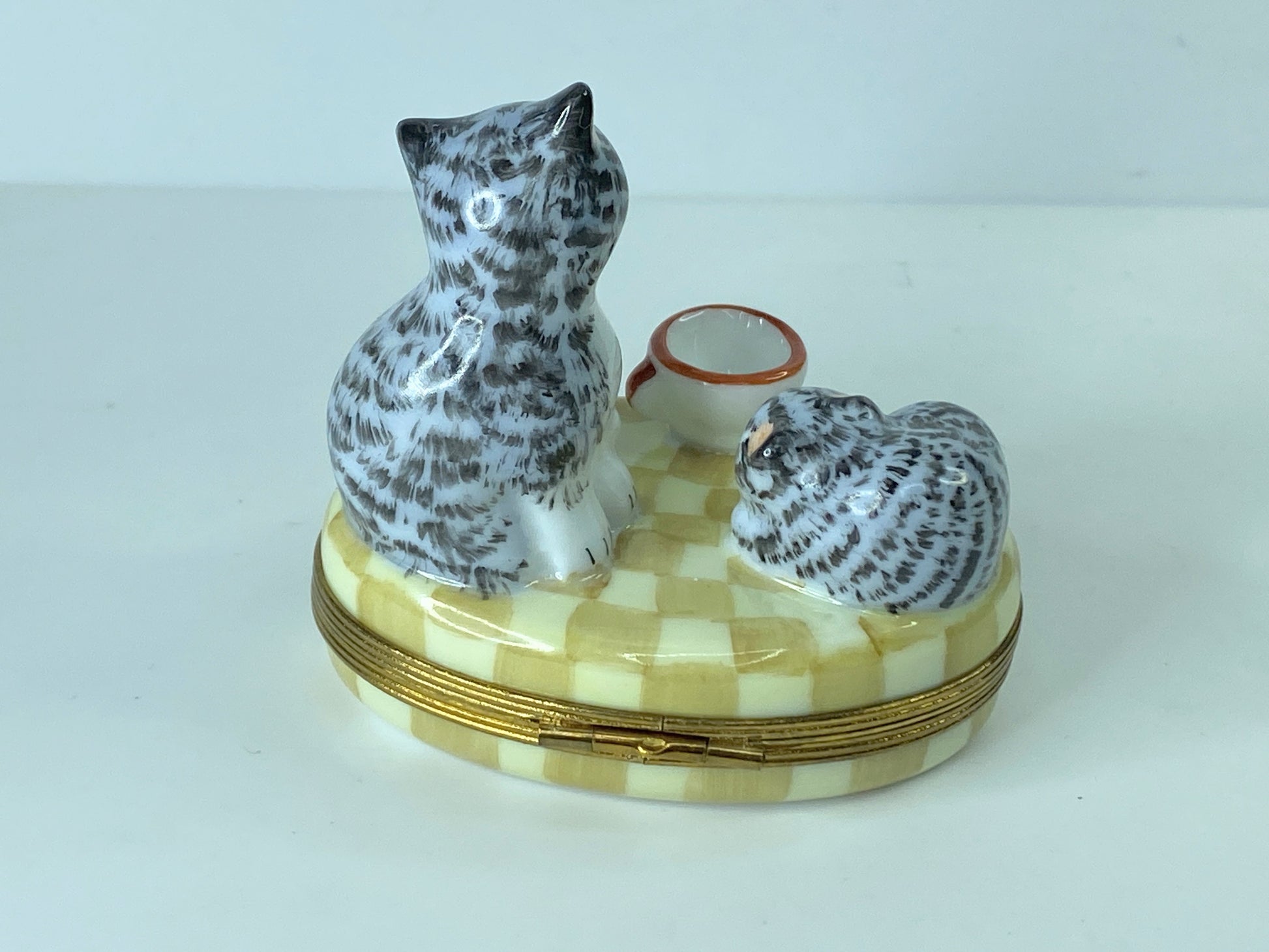 Rare Limoges Mother Cat w/ Kitten dinner time Peint Main Trinket Box 3.75" A230