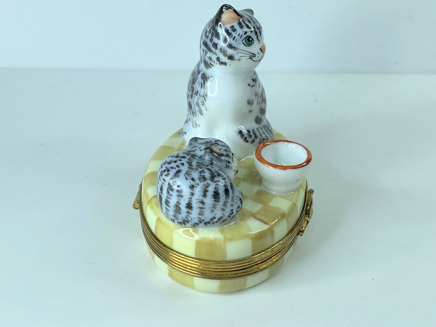 Rare Limoges Mother Cat w/ Kitten dinner time Peint Main Trinket Box 3.75" A230