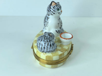 Rare Limoges Mother Cat w/ Kitten dinner time Peint Main Trinket Box 3.75" A230