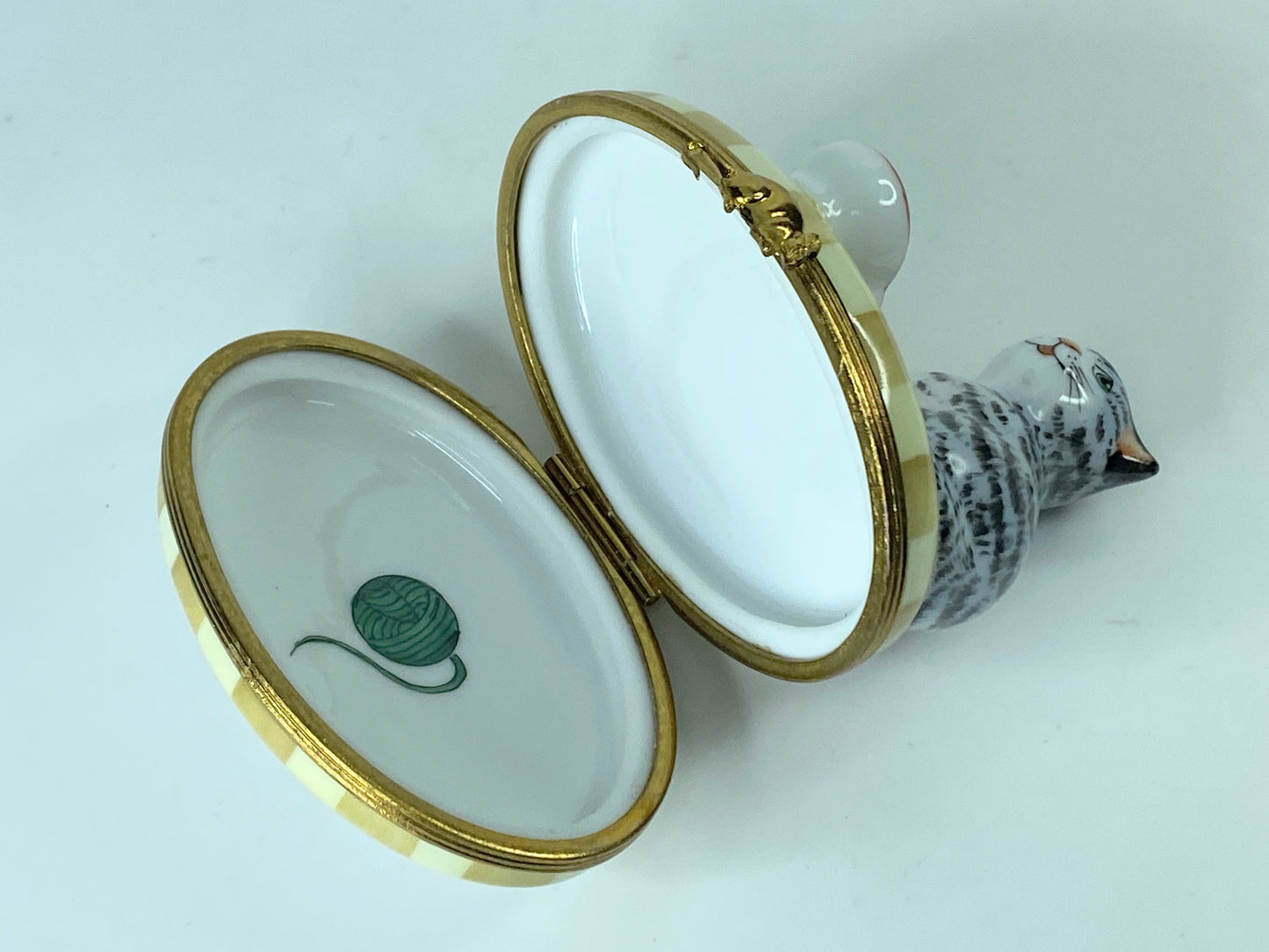 Rare Limoges Mother Cat w/ Kitten dinner time Peint Main Trinket Box 3.75" A230