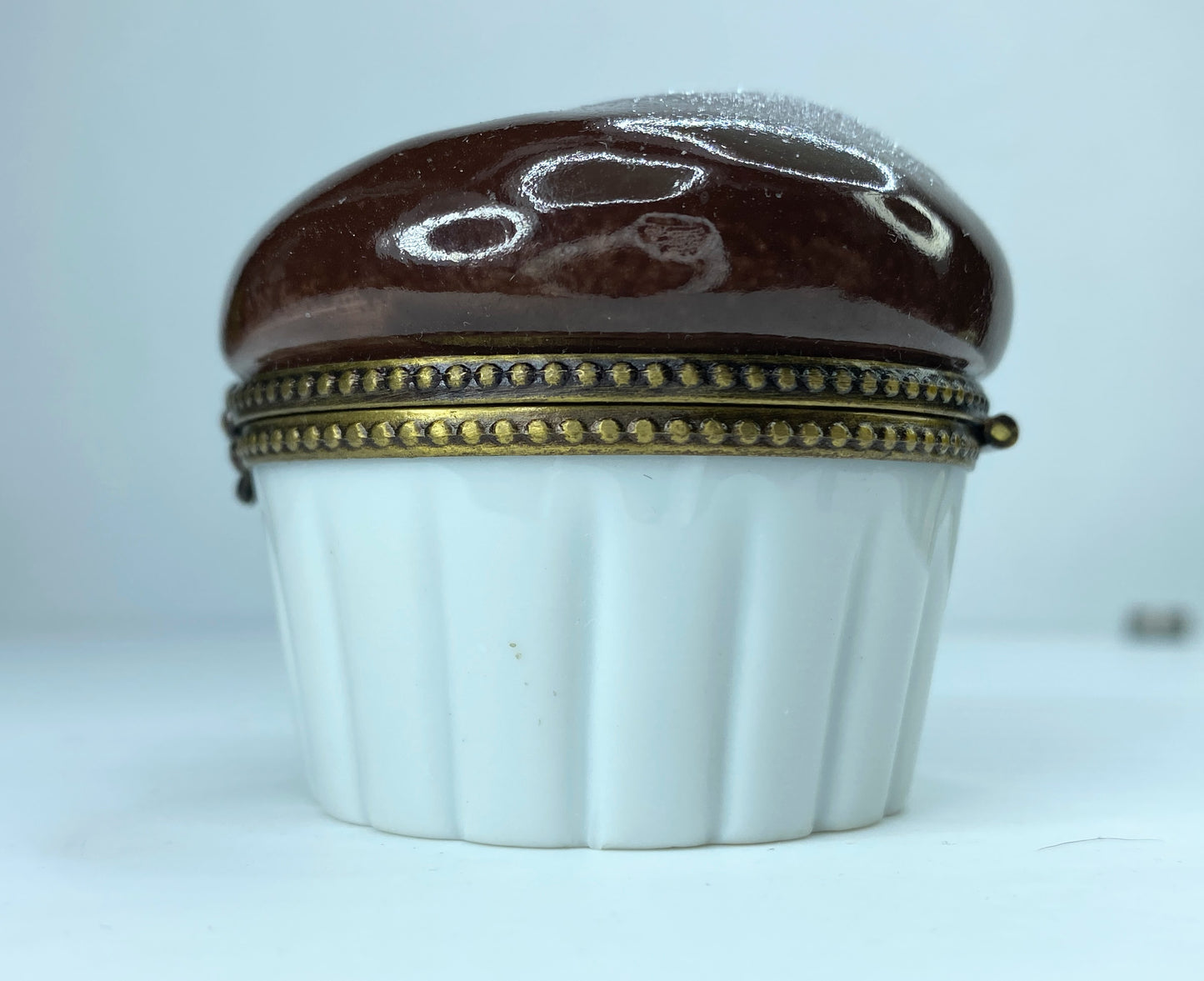 Eximious Peint Main Limoges Francés Delicious Chocolate Cupcake trinket A146