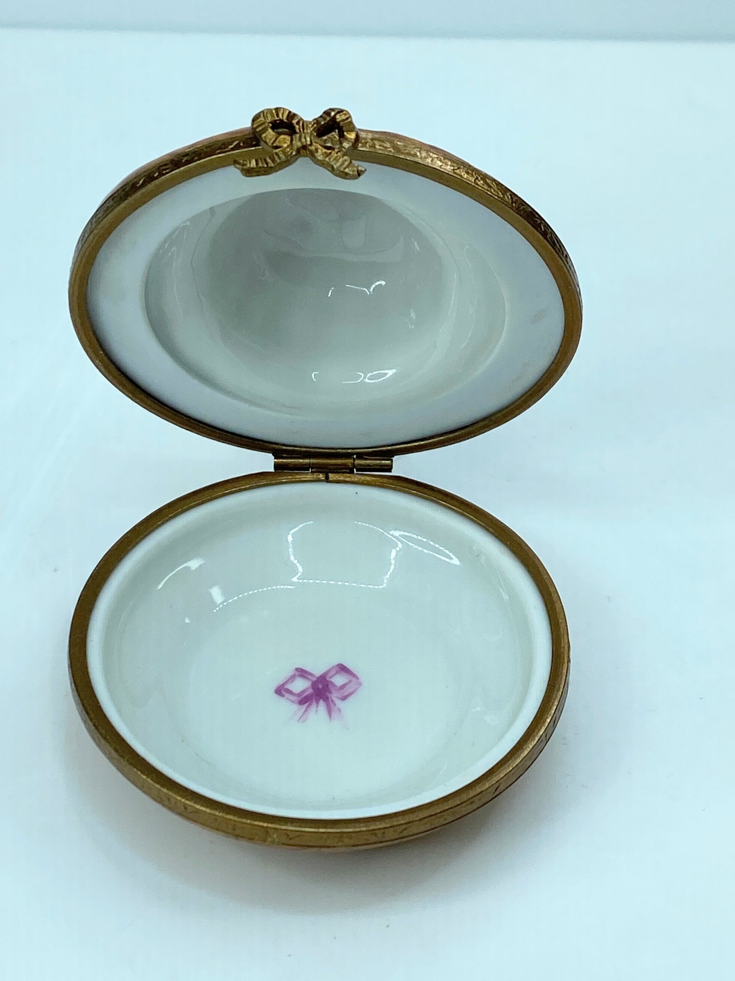 Retired c1990 Limoges, France Porcelain Ladies Straw Hat Shaped Trinket Box A562