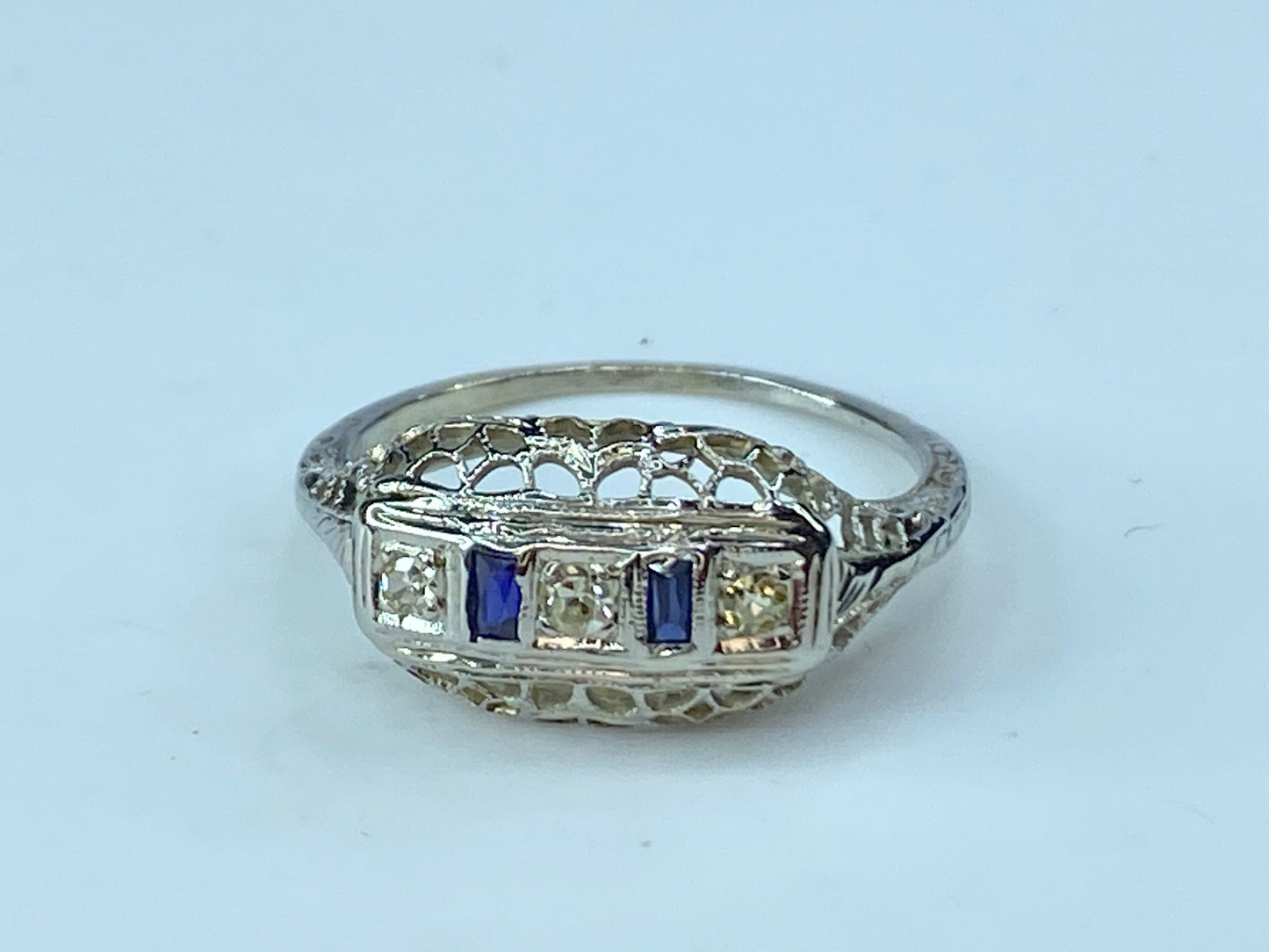 Vintage 3 diamond stones Sapphire 14 karat gold ring s7 2.2g