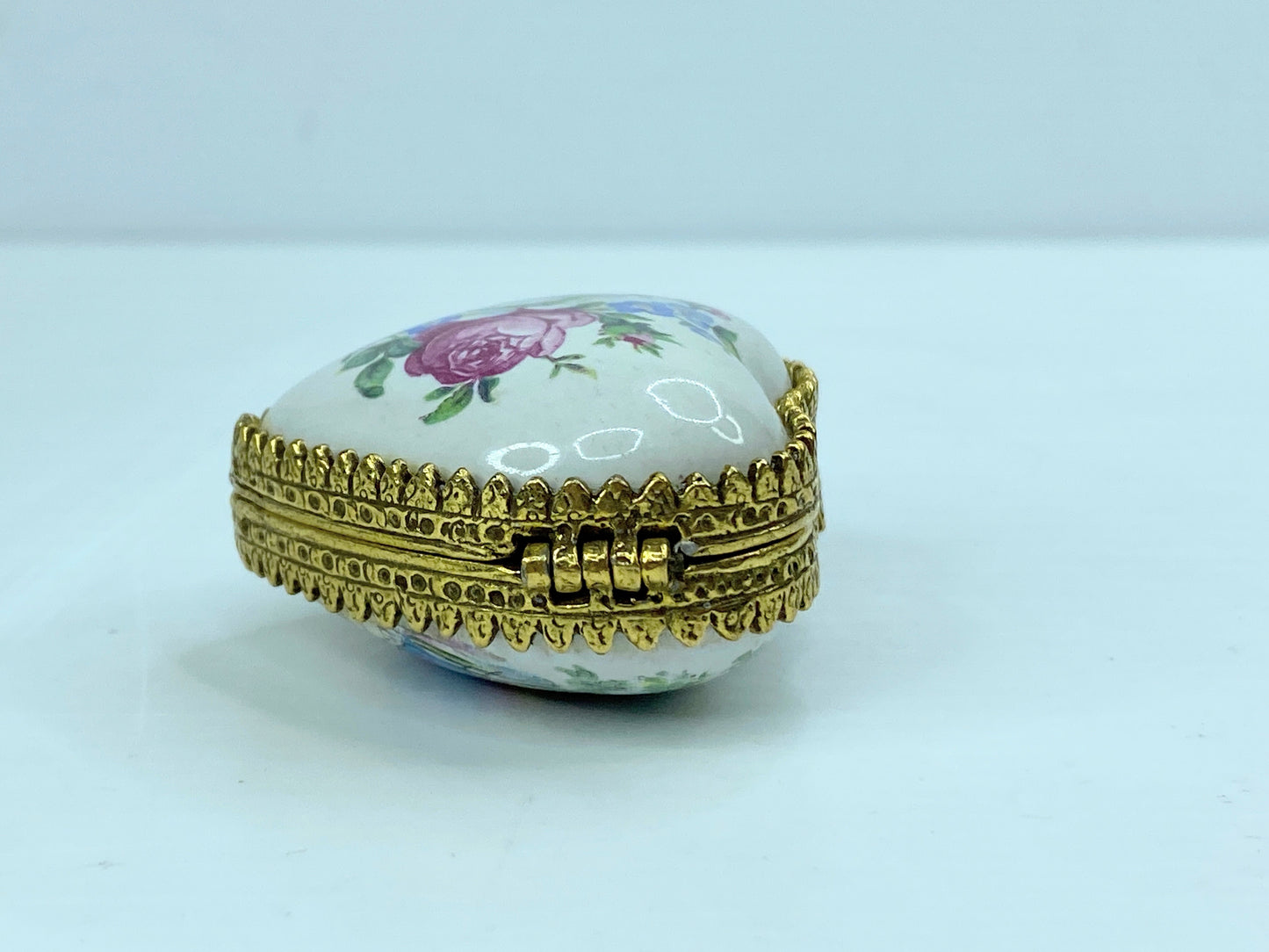 French porcelain Floral design with rose and Forget-Me-Not trinket box A578