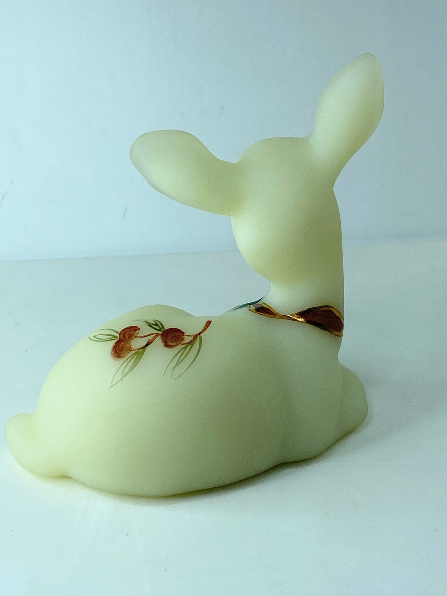 Fenton Custard Uranium Glowy Deer w/ golden pinecone and berry figurine A579
