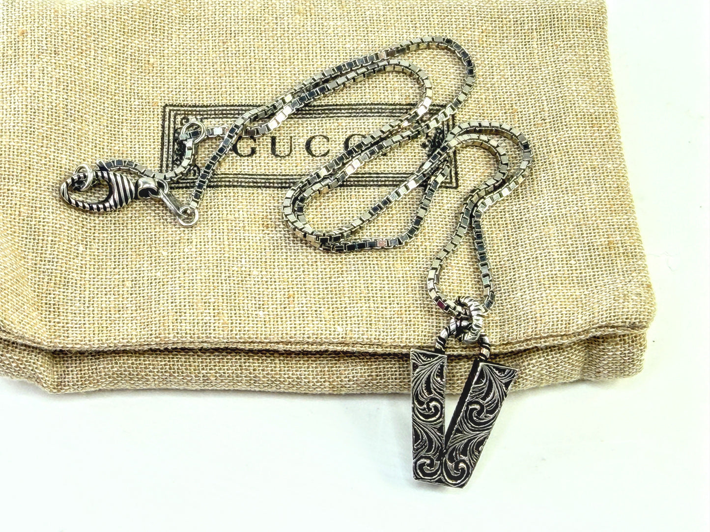 Vintage Gucci Sterling Silver Engraved V Pendant Necklace w/pouch 17.5" JR1644