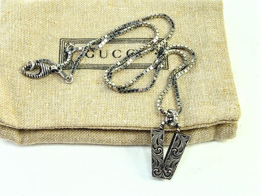 Vintage Gucci Sterling Silver Engraved V Pendant Necklace w/pouch 17.5" JR1644