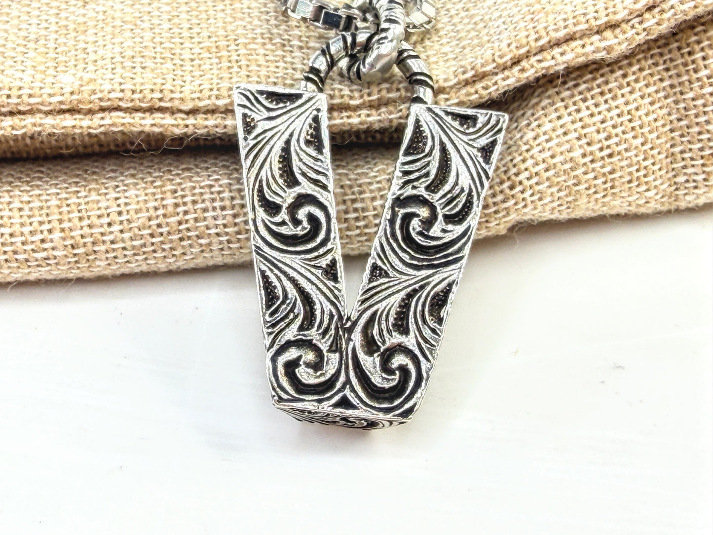 Vintage Gucci Sterling Silver Engraved V Pendant Necklace w/pouch 17.5" JR1644