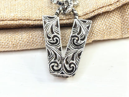 Vintage Gucci Sterling Silver Engraved V Pendant Necklace w/pouch 17.5" JR1644