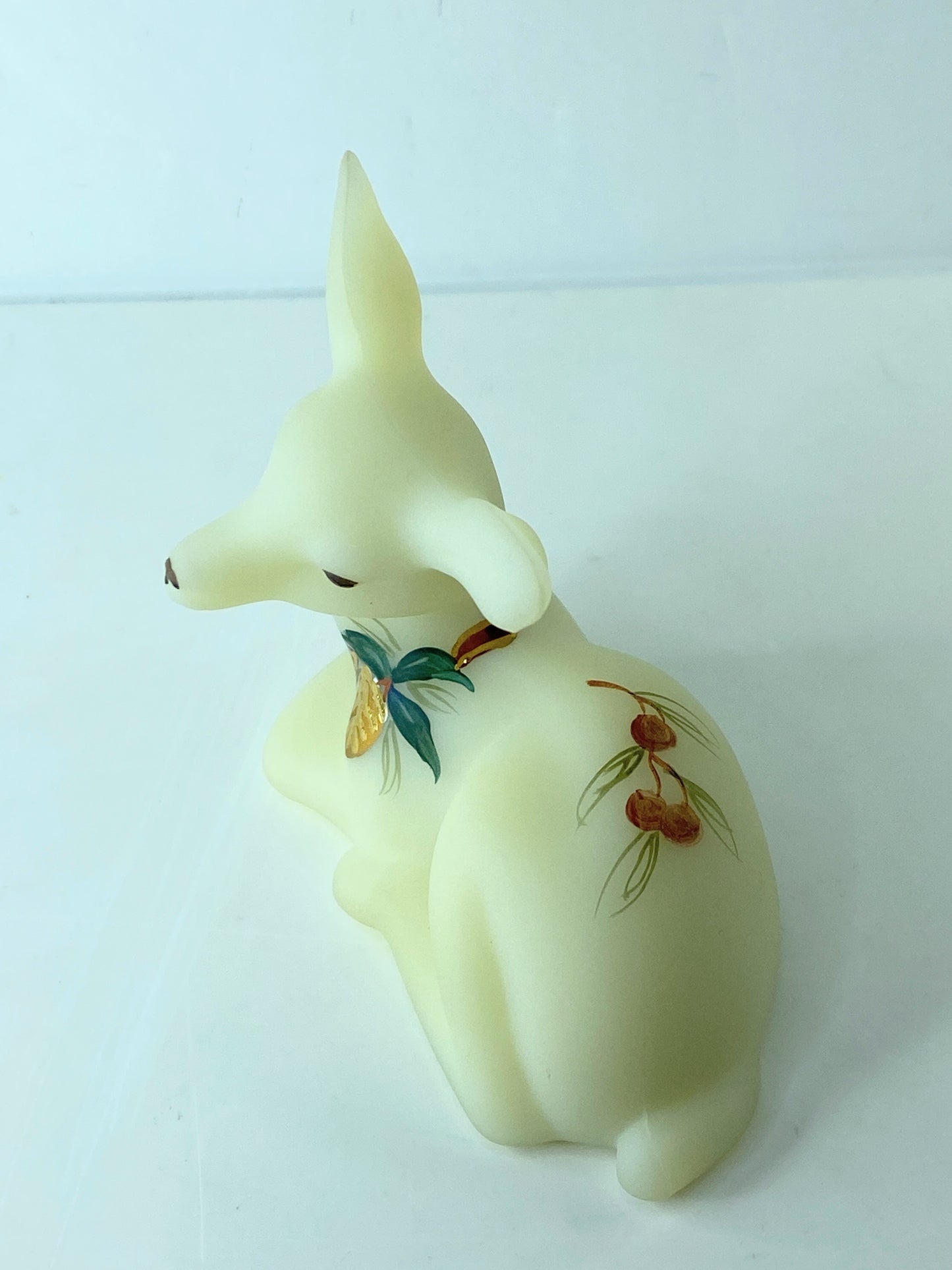 Fenton Custard Uranium Glowy Deer w/ golden pinecone and berry figurine A579
