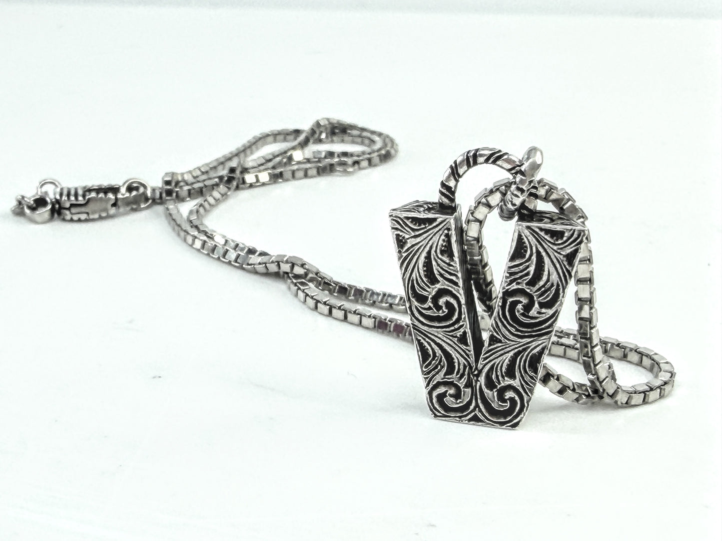Vintage Gucci Sterling Silver Engraved V Pendant Necklace w/pouch 17.5" JR1644