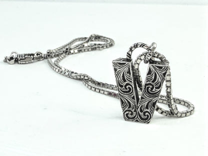 Vintage Gucci Sterling Silver Engraved V Pendant Necklace w/pouch 17.5" JR1644