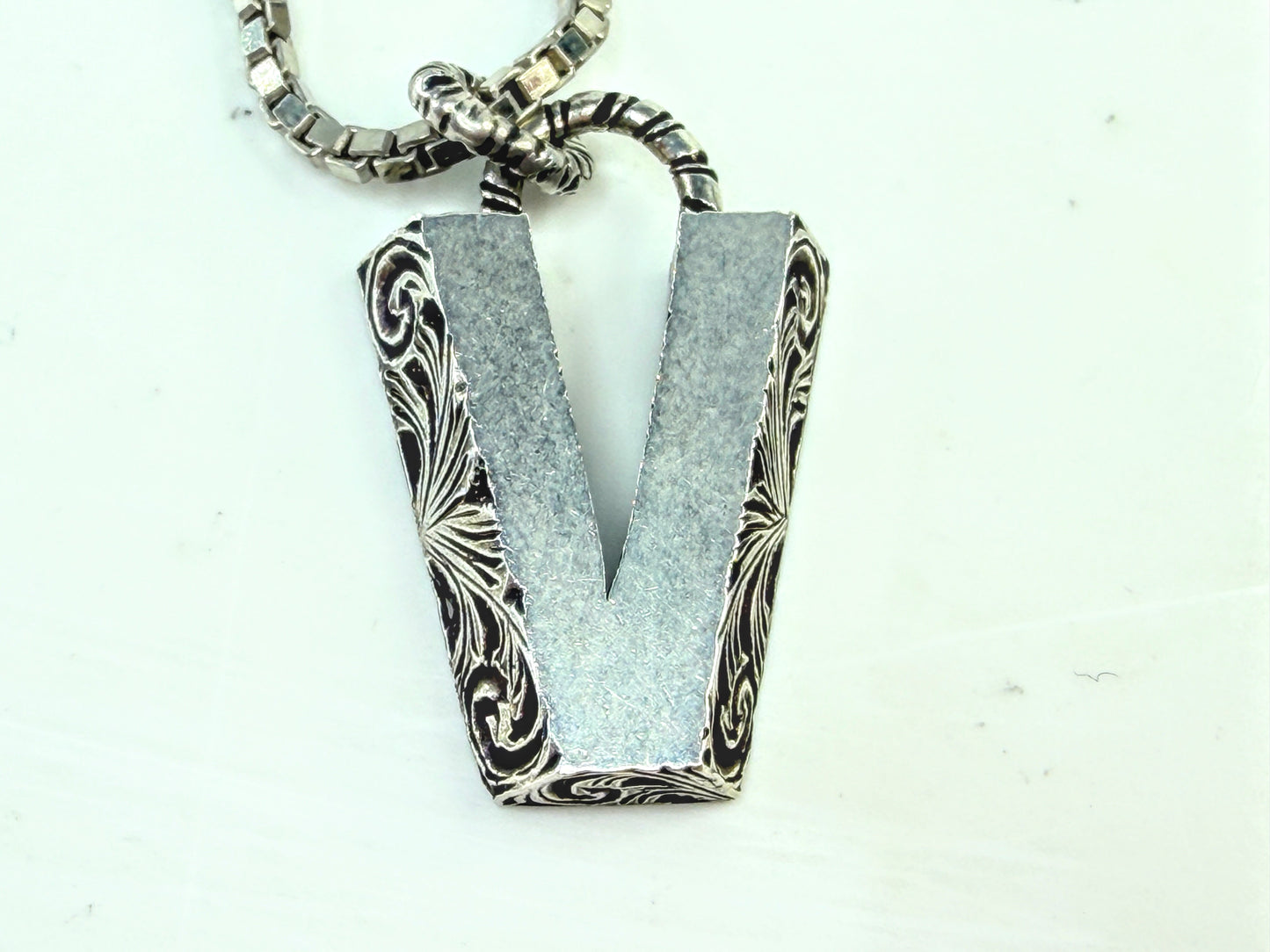 Vintage Gucci Sterling Silver Engraved V Pendant Necklace w/pouch 17.5" JR1644