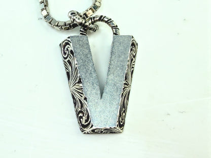 Vintage Gucci Sterling Silver Engraved V Pendant Necklace w/pouch 17.5" JR1644