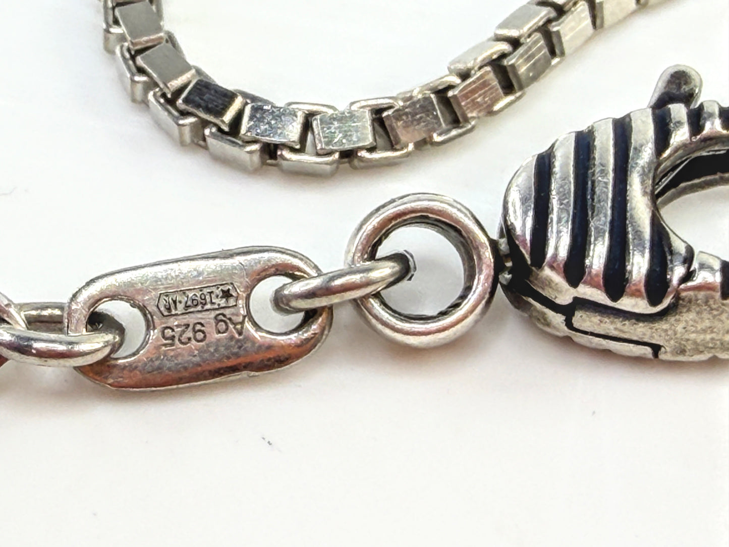 Vintage Gucci Sterling Silver Engraved V Pendant Necklace w/pouch 17.5" JR1644