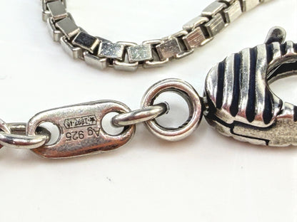 Vintage Gucci Sterling Silver Engraved V Pendant Necklace w/pouch 17.5" JR1644