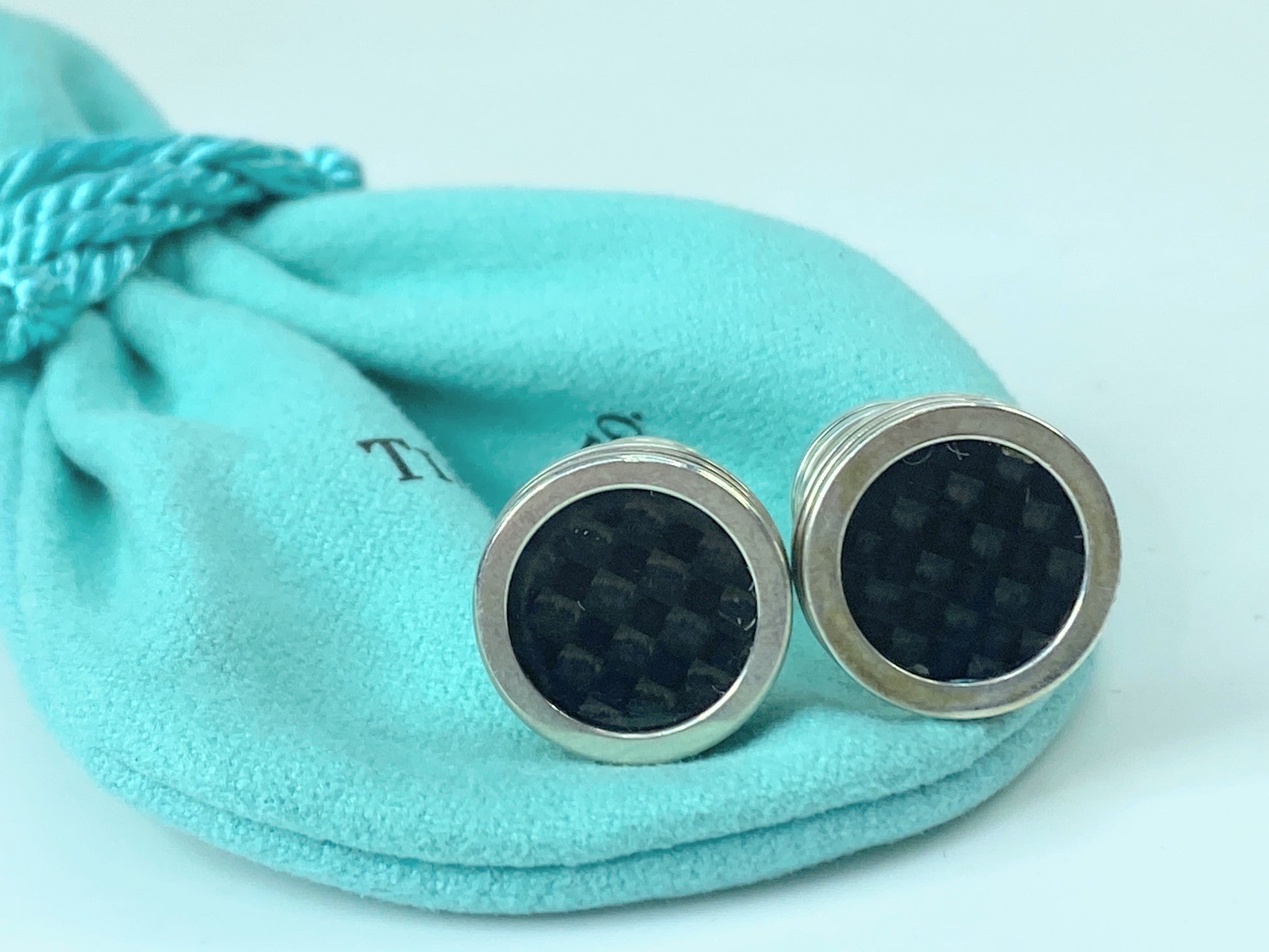 Tiffany & Co. Paloma Picasso Mens Silver Carbon Fiber Round Cufflinks JR546