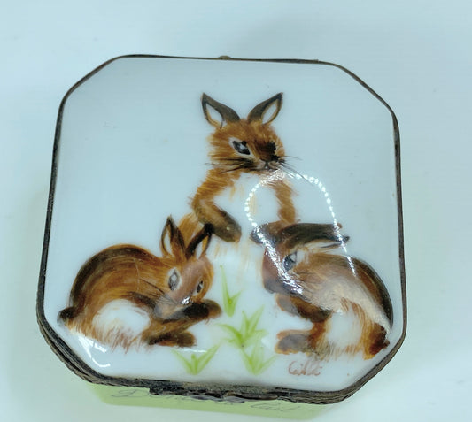 Duburry Peint Main Limoges France Bunnies green trinket box A80