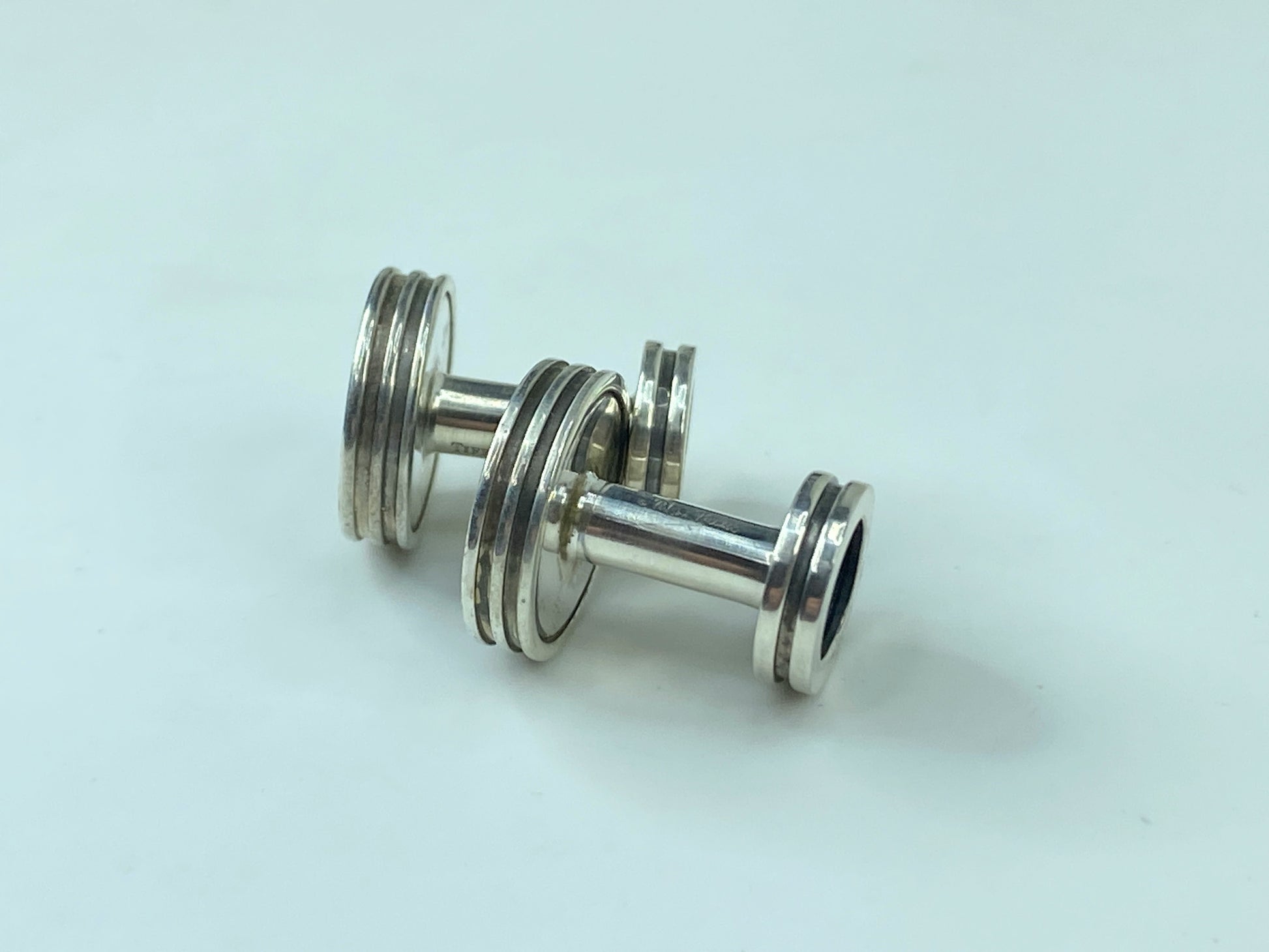 Tiffany & Co. Paloma Picasso Mens Silver Carbon Fiber Round Cufflinks JR546
