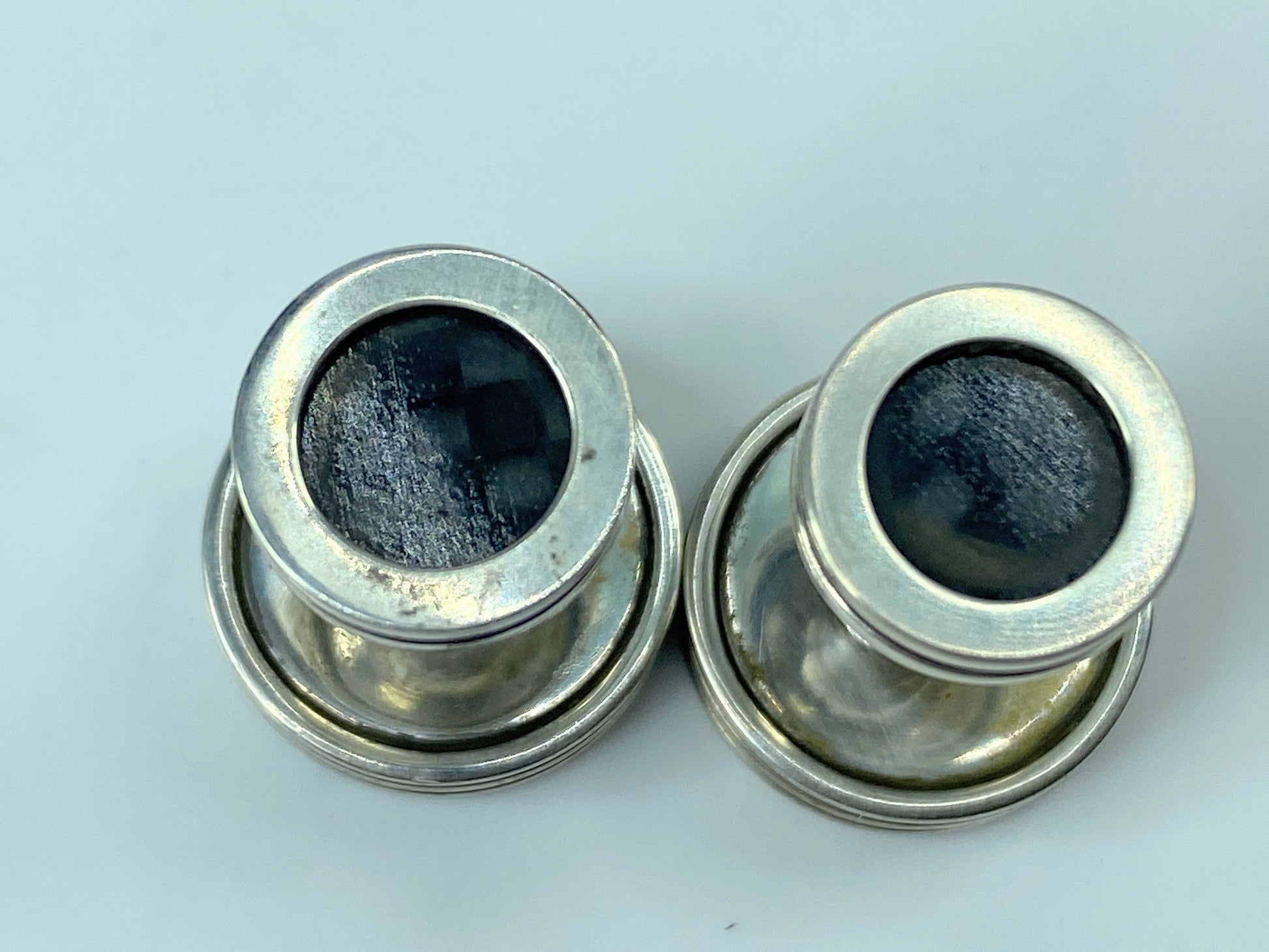 Tiffany & Co. Paloma Picasso Mens Silver Carbon Fiber Round Cufflinks JR546