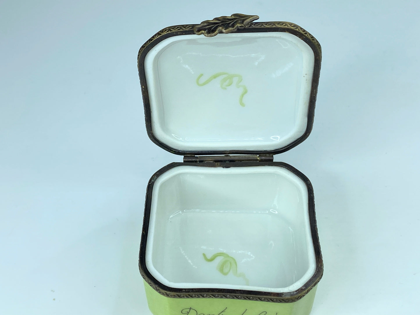 Duburry Peint Main Limoges France Bunnies green trinket box A80