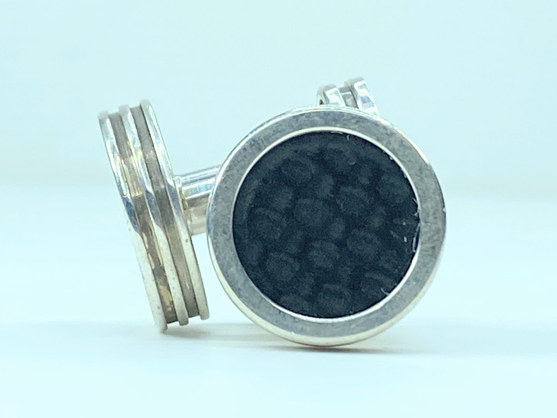 Tiffany & Co. Paloma Picasso Mens Silver Carbon Fiber Round Cufflinks JR546
