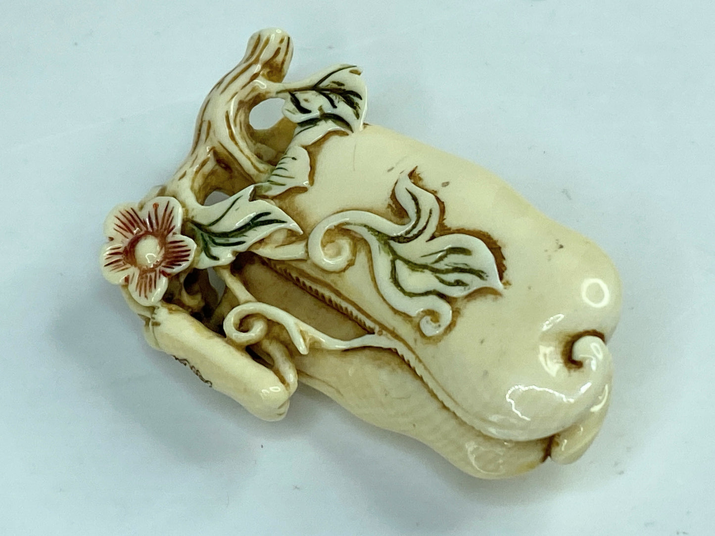 Vintage Japanese carved Resin Netsuke vegetable squash plant on vine A592