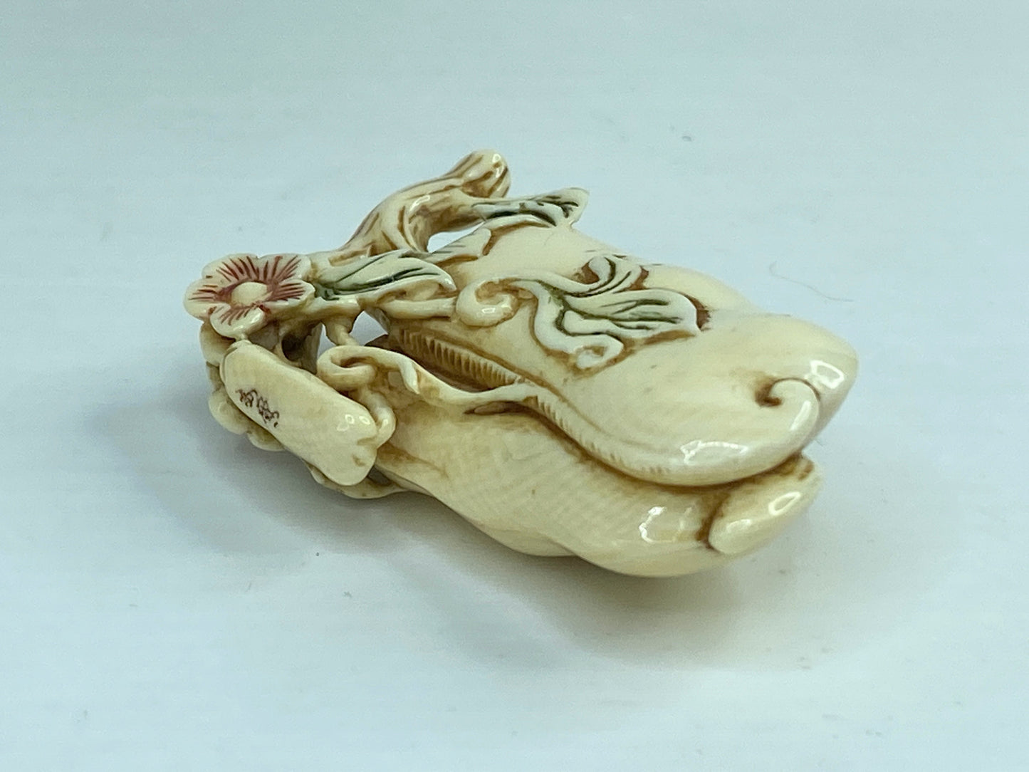 Vintage Japanese carved Resin Netsuke vegetable squash plant on vine A592