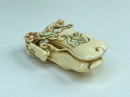 Vintage Japanese carved Resin Netsuke vegetable squash plant on vine A592