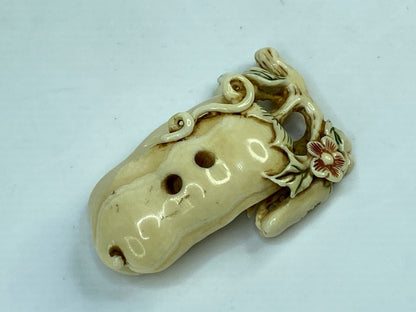 Vintage Japanese carved Resin Netsuke vegetable squash plant on vine A592