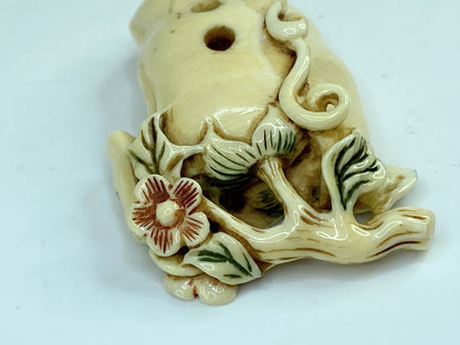 Vintage Japanese carved Resin Netsuke vegetable squash plant on vine A592